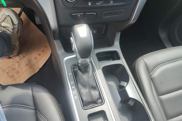 Used Ford Kuga 2018 Facelifted EcoBoost 180 Two-Wheel-Drive Platinum Wing Edition Gear Lever