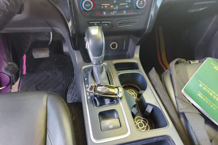 Used Ford Kuga 2018 EcoBoost 180 Two-Wheel-Drive Luxury Wing Edition Gear Lever