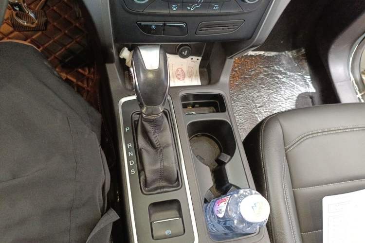 Used Ford Kuga 2018 EcoBoost 180 Two-Wheel-Drive Platinum Edition Gear Lever
