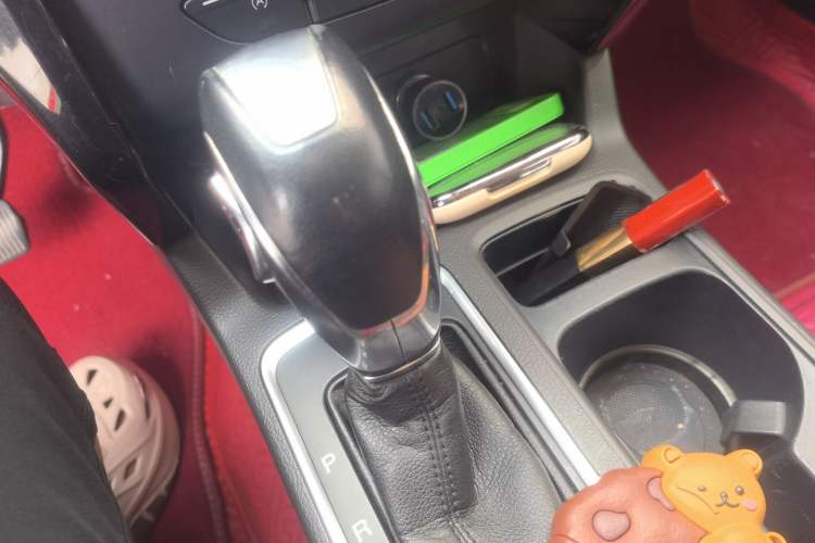 Used Ford Kuga 2018 EcoBoost 180 Two-Wheel-Drive Luxury Wing Edition Gear Lever