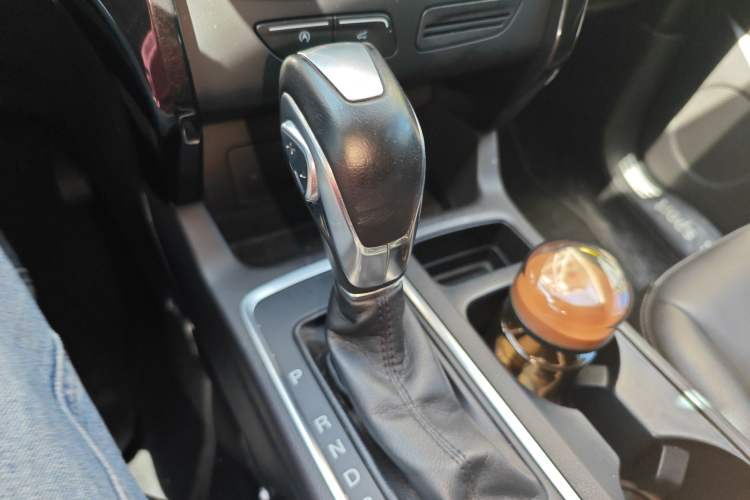 Used Ford Kuga 2018 EcoBoost 180 Two-Wheel-Drive Luxury Wing Edition Gear Lever