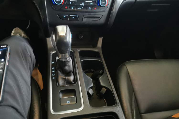 Used Ford Kuga 2018 EcoBoost 180 Two-Wheel-Drive Luxury Wing Edition Gear Lever