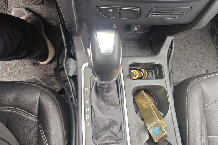 Used Ford Kuga 2018 EcoBoost 180 Two-Wheel-Drive Platinum Edition Gear Lever