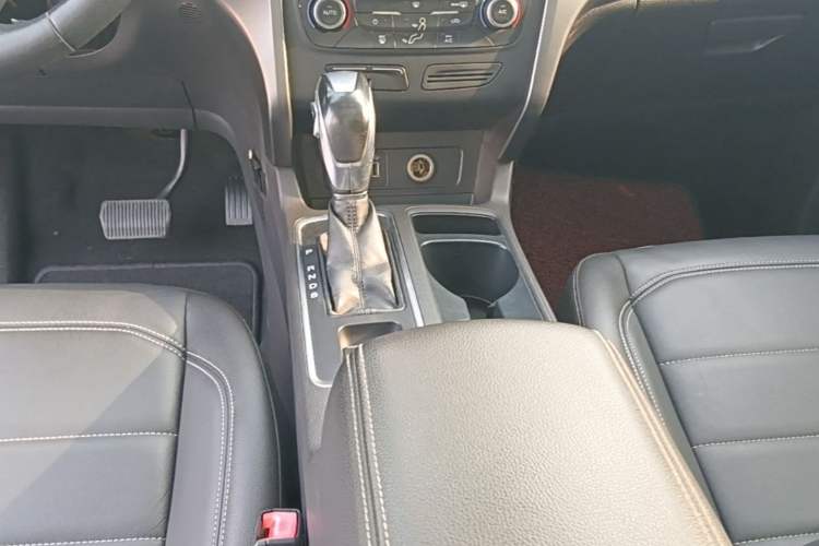 Used Ford Kuga 2018 EcoBoost 180 Two-Wheel-Drive Platinum Edition Gear Lever