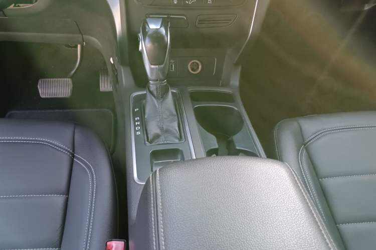 Used Ford Kuga 2018 EcoBoost 180 Two-Wheel-Drive Platinum Edition Gear Lever