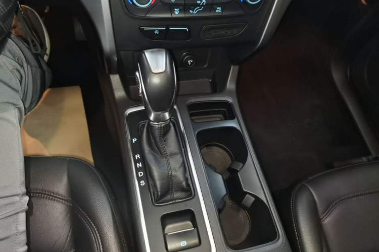 Used Ford Kuga 2018 EcoBoost 180 Two-Wheel-Drive Platinum Edition Gear Lever