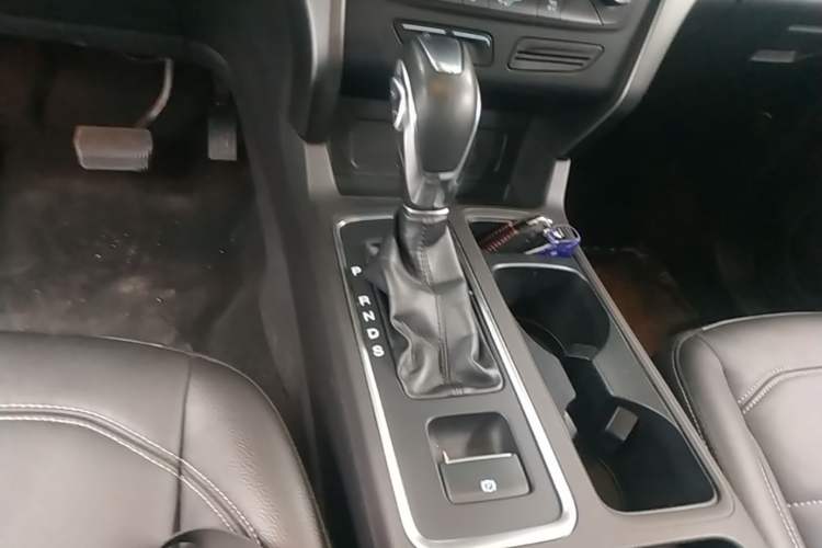 Used Ford Kuga 2018 EcoBoost 180 Two-Wheel-Drive Platinum Edition Gear Lever