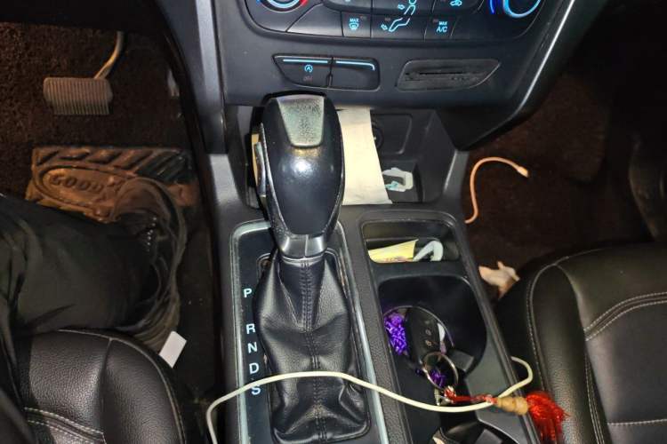 Used Ford Kuga 2018 EcoBoost 180 Two-Wheel-Drive Platinum Edition Gear Lever