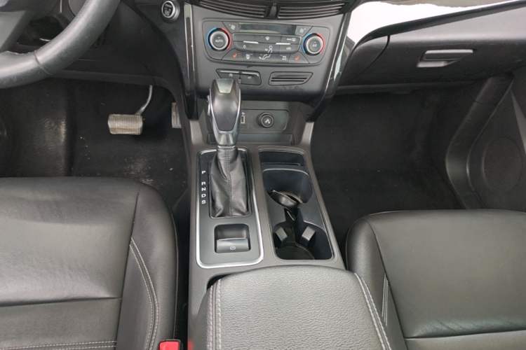 Used Ford Kuga 2018 Facelifted EcoBoost 180 Two-Wheel Drive Luxury Wing Edition Gear Lever
