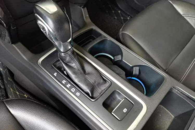 Used Ford Kuga 2018 EcoBoost 180 Two-Wheel-Drive Luxury Wing Edition Gear Lever