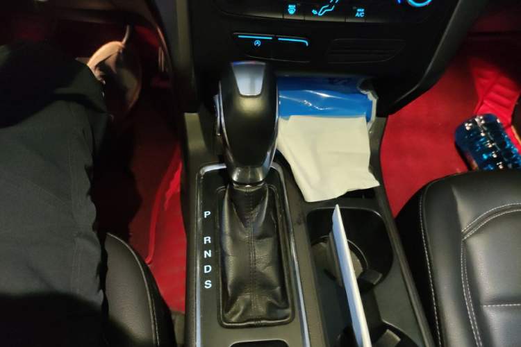 Used Ford Kuga 2018 EcoBoost 180 Two-Wheel-Drive Platinum Edition Gear Lever