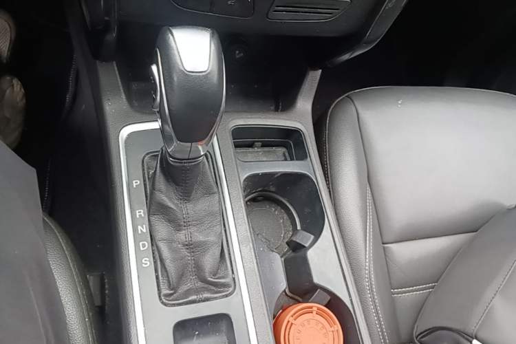 Used Ford Kuga 2018 EcoBoost 180 Two-Wheel-Drive Luxury Wing Edition Gear Lever