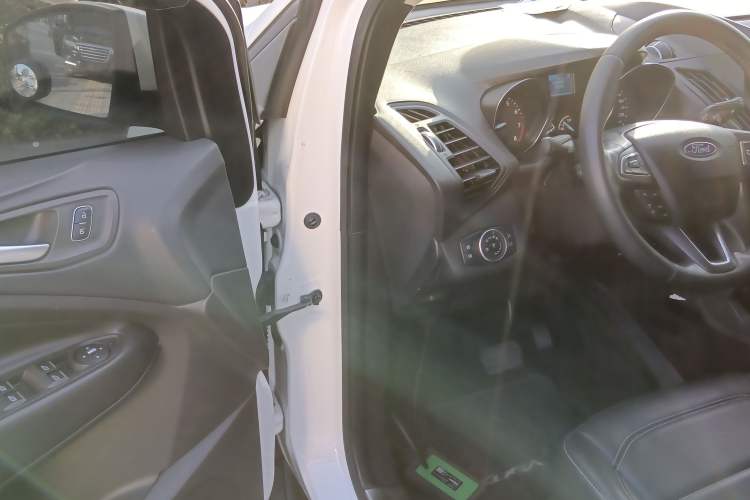 Used Ford Kuga 2018 EcoBoost 180 Two-Wheel-Drive Platinum Edition Interior 3