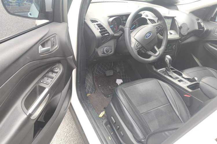 Used Ford Kuga 2018 Facelifted EcoBoost 180 Two-Wheel Drive Luxury Wing Edition Interior 3