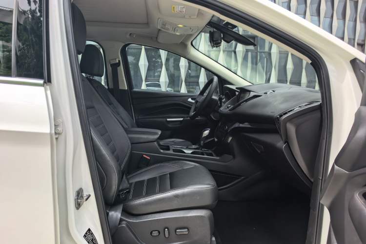 Used Ford Kuga 2018 Facelifted EcoBoost 180 Two-Wheel Drive Luxury Wing Edition Interior 4