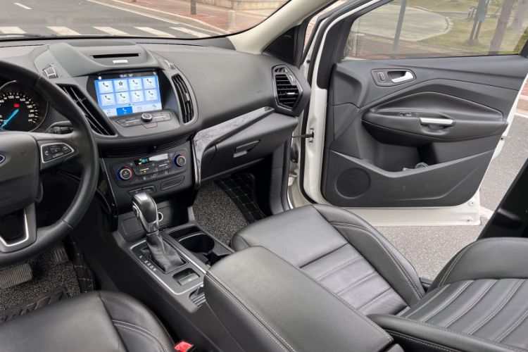 Used Ford Kuga 2018 EcoBoost 180 Two-Wheel-Drive Luxury Wing Edition Interior 9