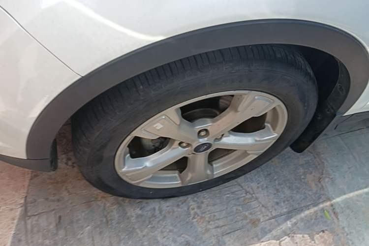 Used Ford Kuga 2018 EcoBoost 180 Two-Wheel-Drive Platinum Edition Left Front Wheel Hub