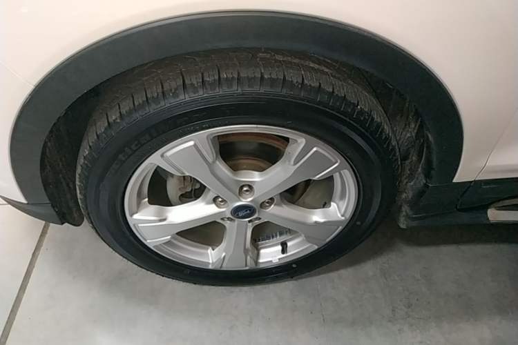 Used Ford Kuga 2018 EcoBoost 180 Two-Wheel-Drive Platinum Edition Left Front Wheel Hub
