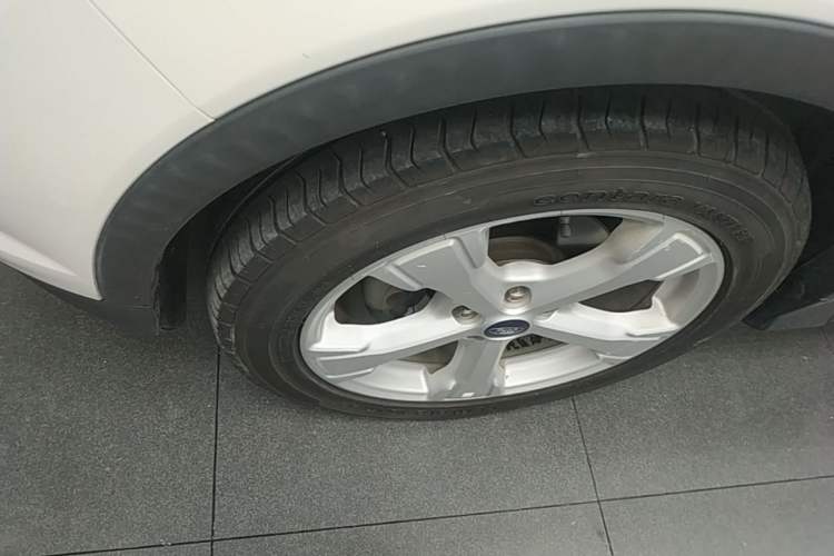 Used Ford Kuga 2018 EcoBoost 180 Two-Wheel-Drive Platinum Edition Left Front Wheel Hub
