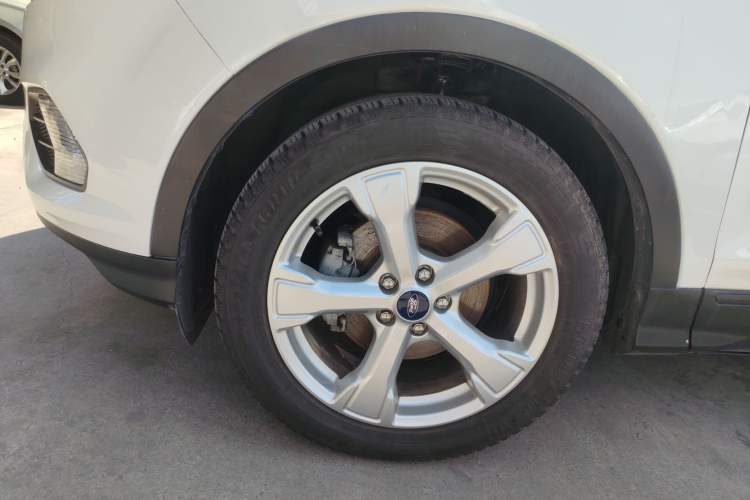 Used Ford Kuga 2018 EcoBoost 180 Two-Wheel-Drive Platinum Edition Left Front Wheel Hub