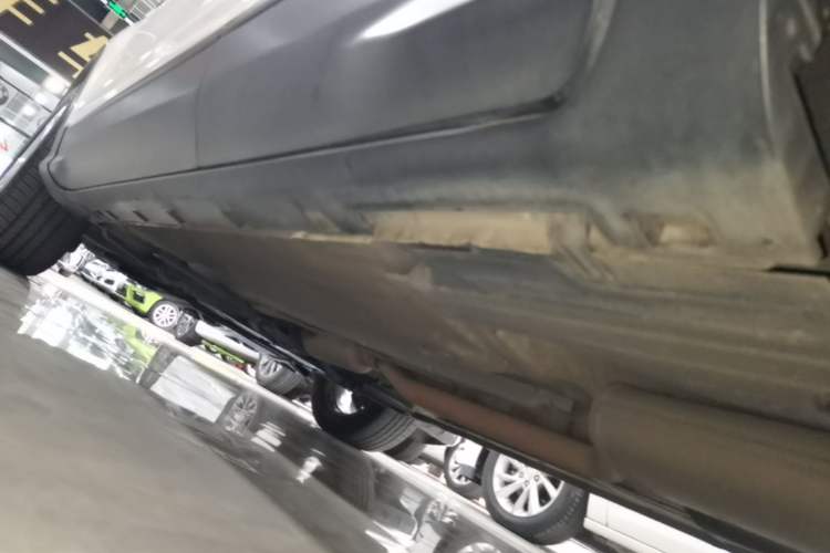 Used Ford Kuga 2018 EcoBoost 180 Two-Wheel-Drive Platinum Edition Left Side Sill