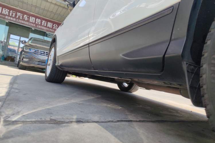 Used Ford Kuga 2018 EcoBoost 180 Two-Wheel-Drive Platinum Edition Left Side Sill