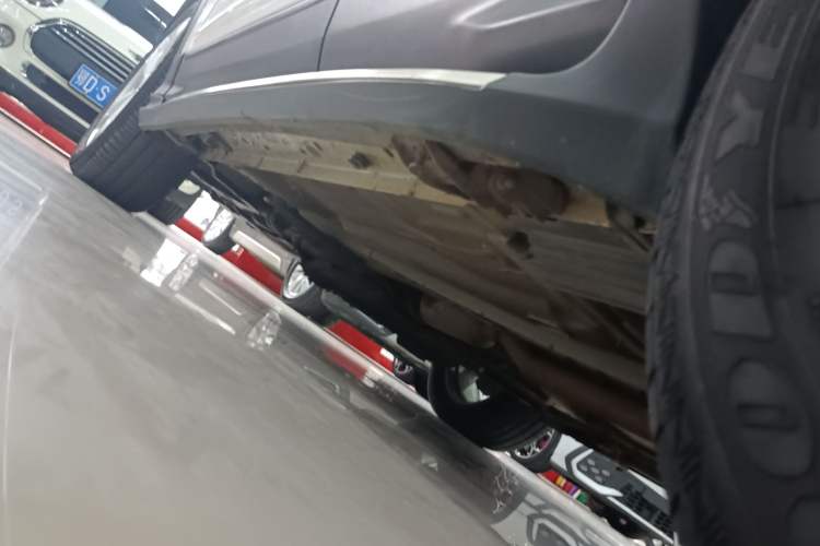 Used Ford Kuga 2018 EcoBoost 180 Two-Wheel-Drive Platinum Edition Left Side Sill
