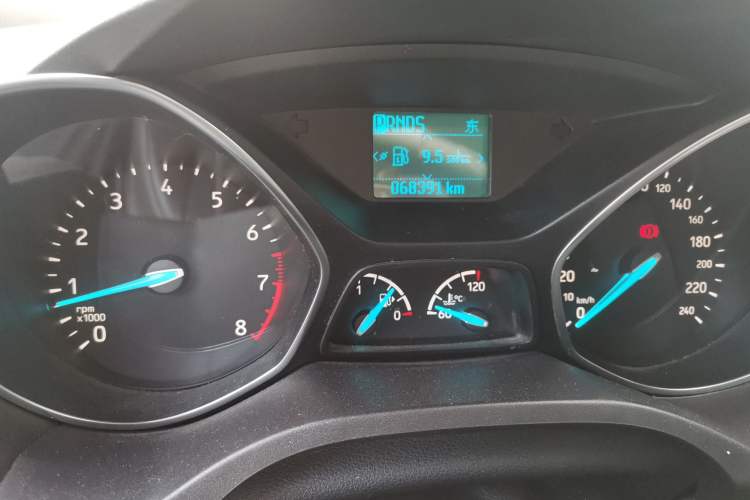 Used Ford Kuga 2018 EcoBoost 180 Two-Wheel-Drive Platinum Edition Odometer Close Up