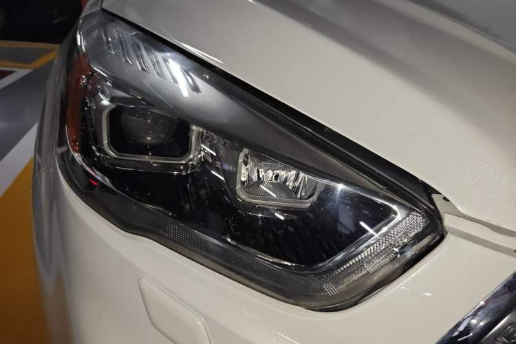 Used Ford Kuga 2018 EcoBoost 180 Two-Wheel-Drive Luxury Wing Edition Right Front Headlight
