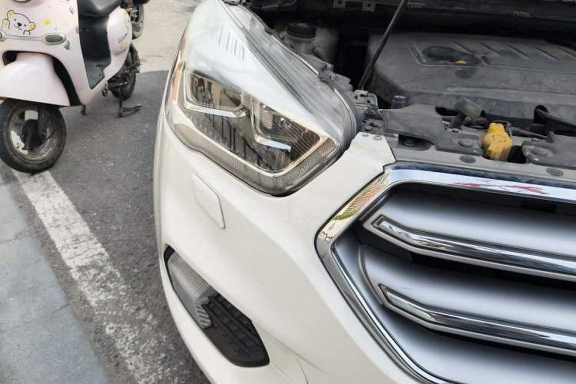 Used Ford Kuga 2018 EcoBoost 180 Two-Wheel-Drive Luxury Wing Edition Right Front Headlight