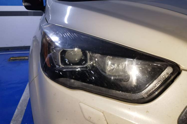 Used Ford Kuga 2018 EcoBoost 245 All-Wheel-Drive Sport Model Right Front Headlight