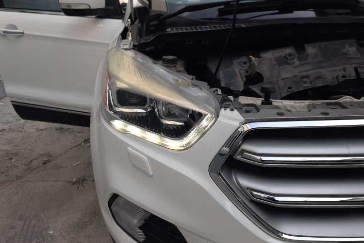 Used Ford Kuga 2018 EcoBoost 180 Two-Wheel-Drive Luxury Wing Edition Right Front Headlight