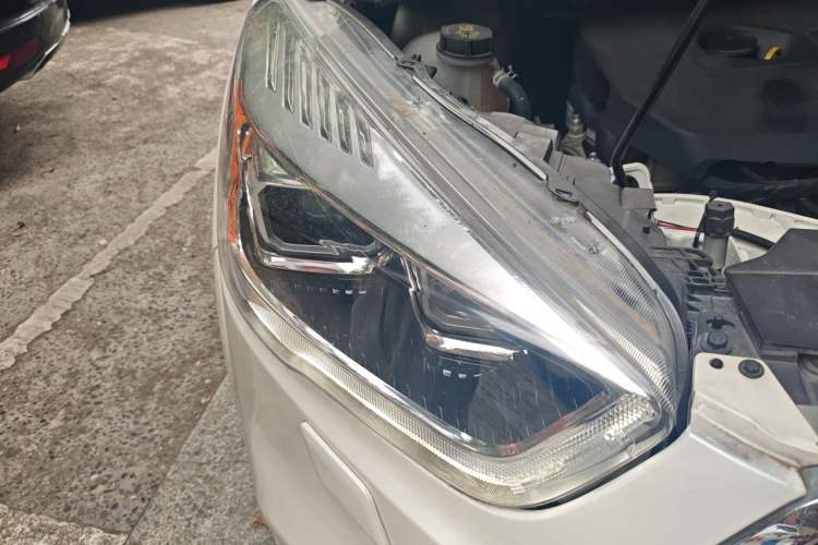 Used Ford Kuga 2018 Facelifted EcoBoost 180 Two-Wheel Drive Luxury Wing Edition Right Front Headlight