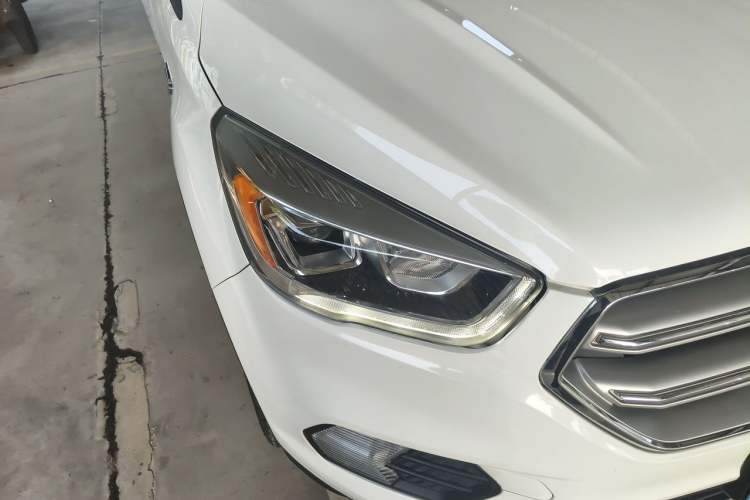 Used Ford Kuga 2018 Facelifted EcoBoost 180 Two-Wheel-Drive Platinum Wing Edition Right Front Headlight