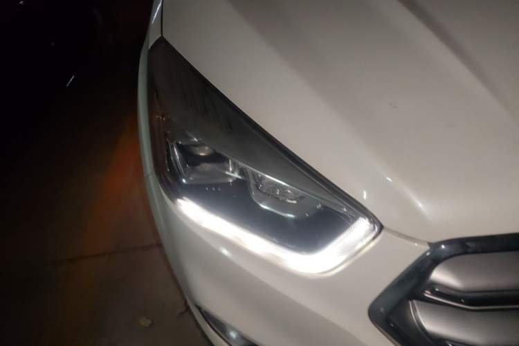 Used Ford Kuga 2018 EcoBoost 180 Two-Wheel-Drive Platinum Edition Right Front Headlight