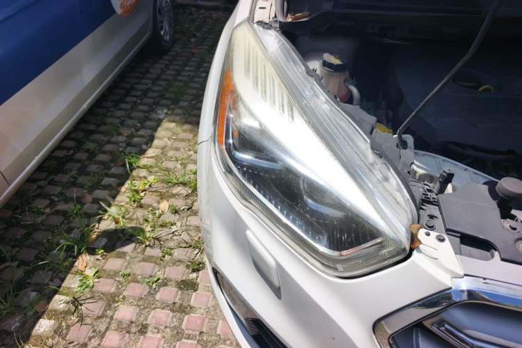 Used Ford Kuga 2018 EcoBoost 180 Two-Wheel-Drive Luxury Wing Edition Right Front Headlight