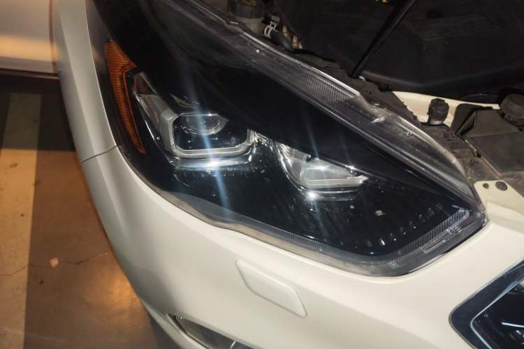 Used Ford Kuga 2018 EcoBoost 245 All-Wheel-Drive Sport Model Right Front Headlight