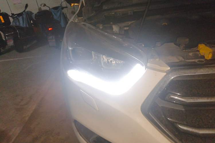 Used Ford Kuga 2018 EcoBoost 245 All-Wheel-Drive Sport Model Right Front Headlight