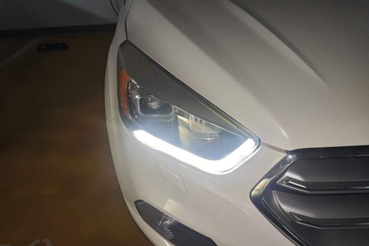 Used Ford Kuga 2018 EcoBoost 180 Two-Wheel-Drive Luxury Wing Edition Right Front Headlight