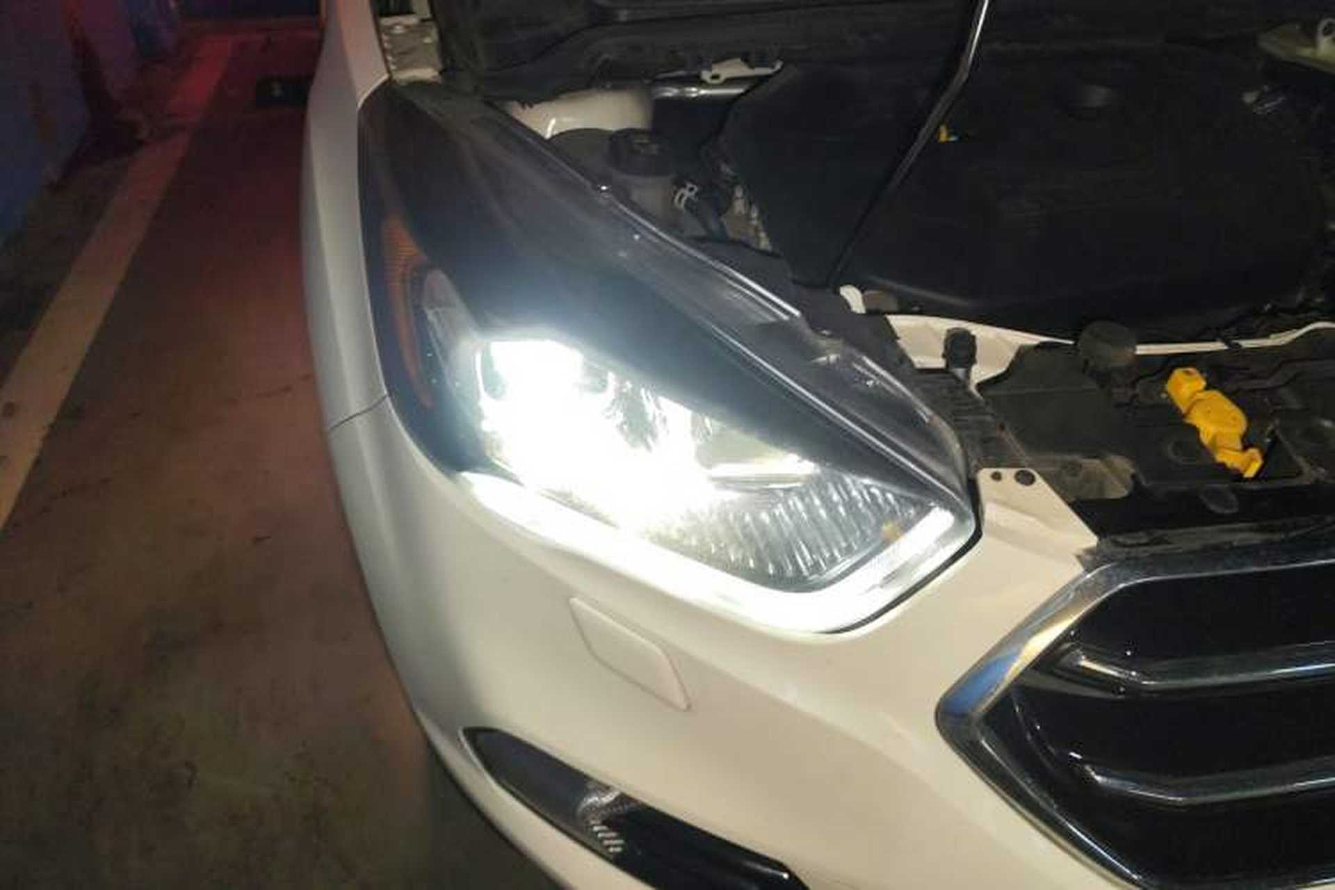 Used Ford Kuga 2018 EcoBoost 245 All-Wheel-Drive Sport Model Right Front Headlight