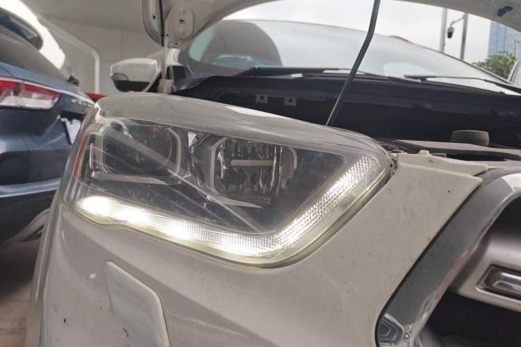 Used Ford Kuga 2018 Facelifted EcoBoost 180 Two-Wheel Drive Luxury Wing Edition Right Front Headlight