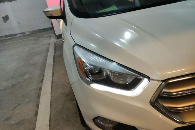 Used Ford Kuga 2018 EcoBoost 180 Two-Wheel-Drive Platinum Edition Right Front Headlight