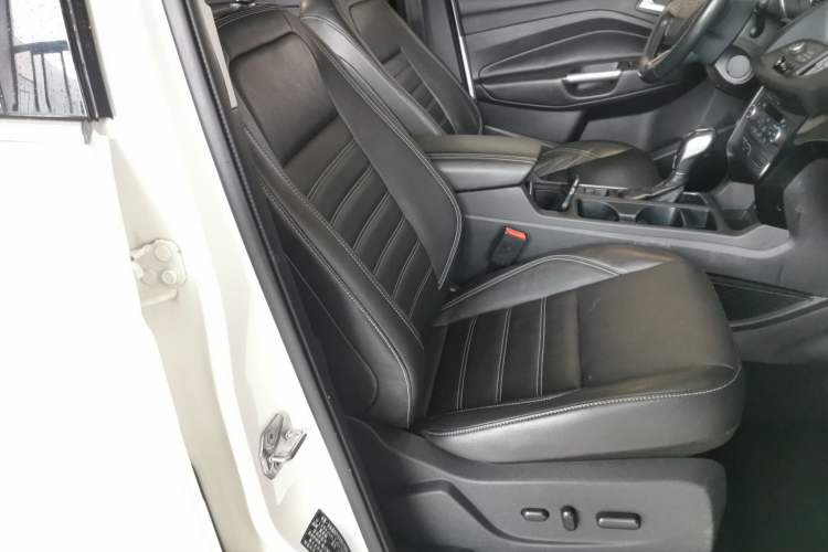 Used Ford Kuga 2018 EcoBoost 180 Two-Wheel-Drive Luxury Wing Edition Right Front Seat