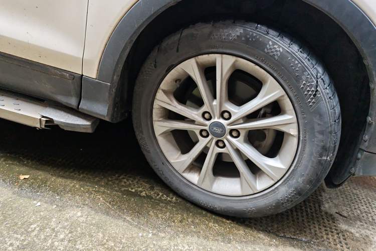 Used Ford Kuga 2018 Facelifted EcoBoost 180 Two-Wheel-Drive Platinum Wing Edition Right Front Wheel Hub