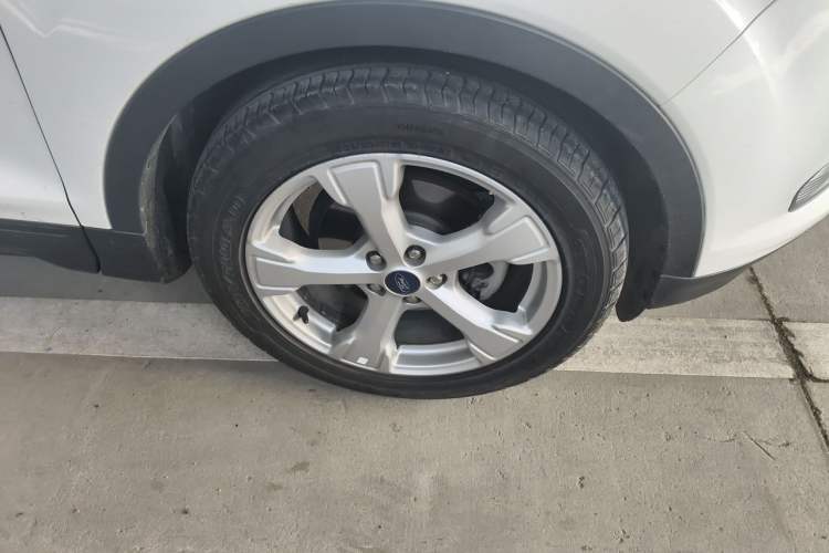 Used Ford Kuga 2018 Facelifted EcoBoost 180 Two-Wheel-Drive Platinum Wing Edition Right Front Wheel Hub