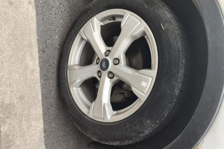 Used Ford Kuga 2018 EcoBoost 180 Two-Wheel-Drive Platinum Edition Right Front Wheel Hub