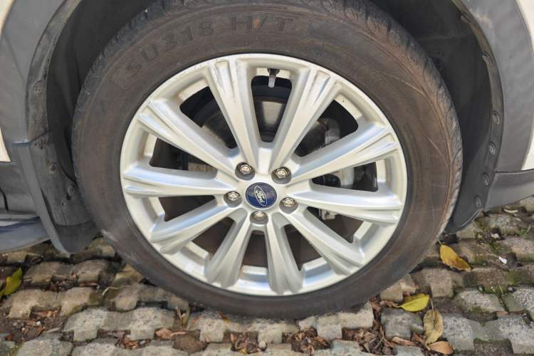 Used Ford Kuga 2018 EcoBoost 180 Two-Wheel-Drive Luxury Wing Edition Right Front Wheel Hub