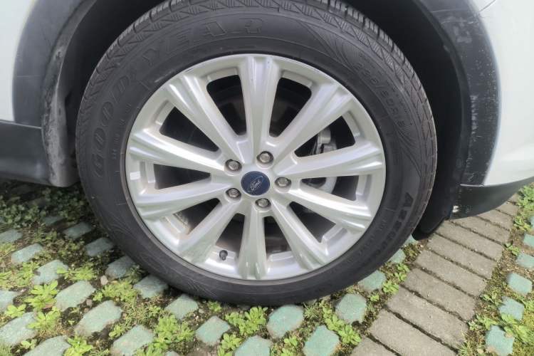 Used Ford Kuga 2018 EcoBoost 180 Two-Wheel-Drive Luxury Wing Edition Right Front Wheel Hub
