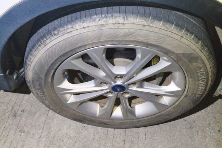 Used Ford Kuga 2018 Facelifted EcoBoost 180 Two-Wheel-Drive Platinum Wing Edition Right Front Wheel Hub