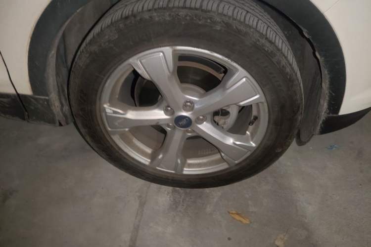 Used Ford Kuga 2018 EcoBoost 180 Two-Wheel-Drive Platinum Edition Right Front Wheel Hub